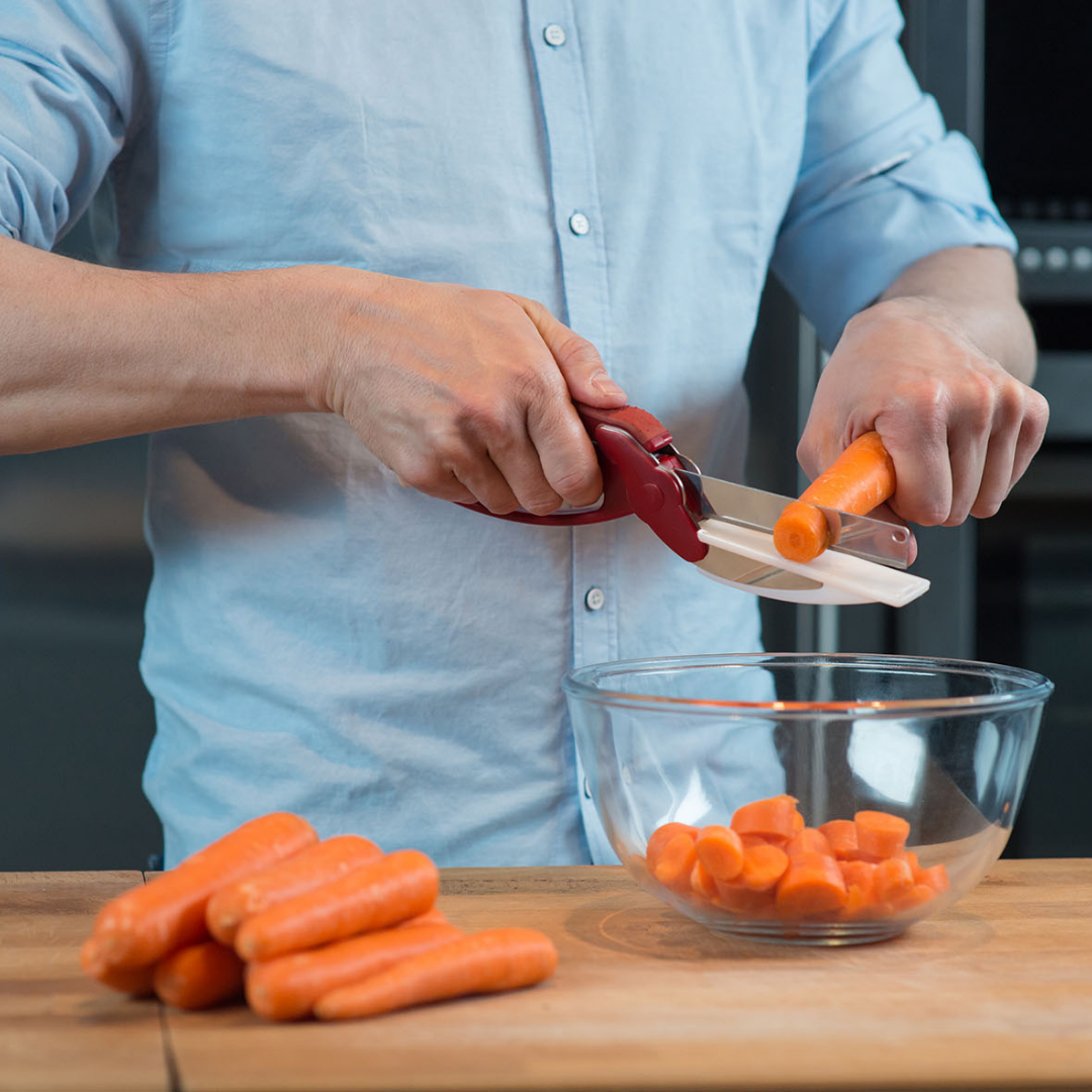 2-in-1 Kitchen Scissors with Integrated Cutting Board