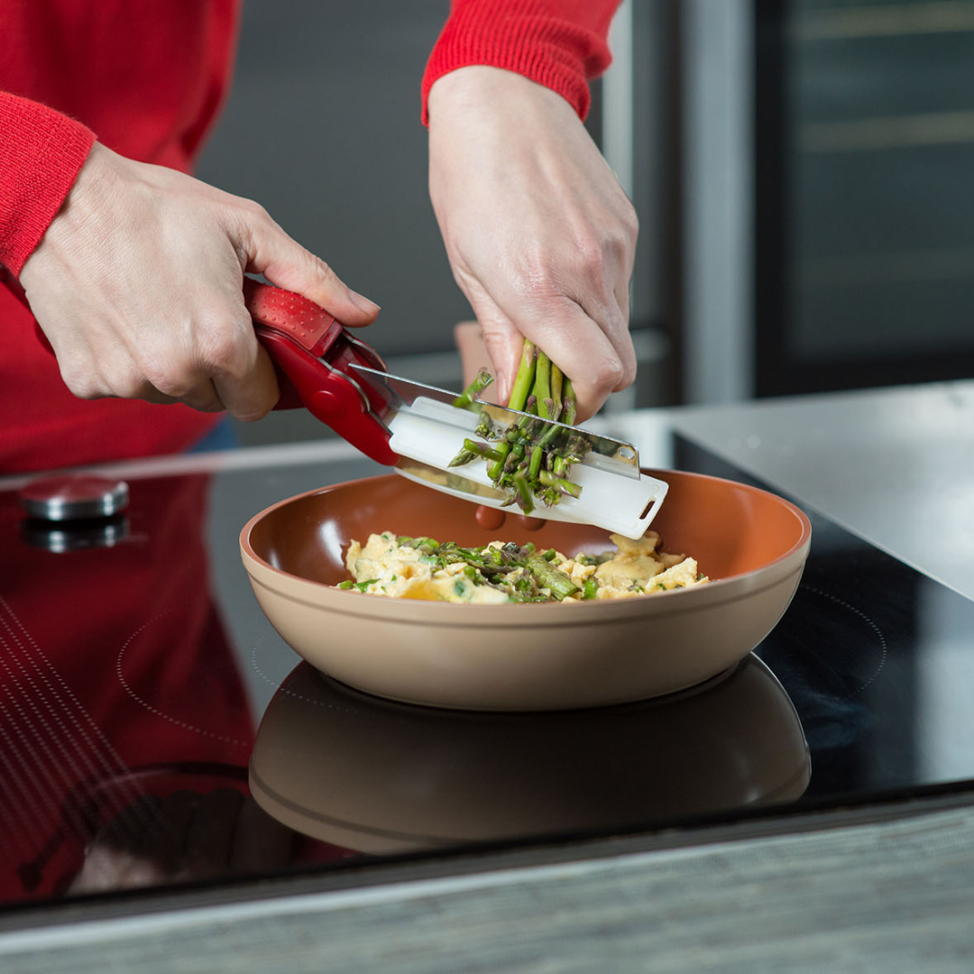 2-in-1 Kitchen Scissors with Integrated Cutting Board