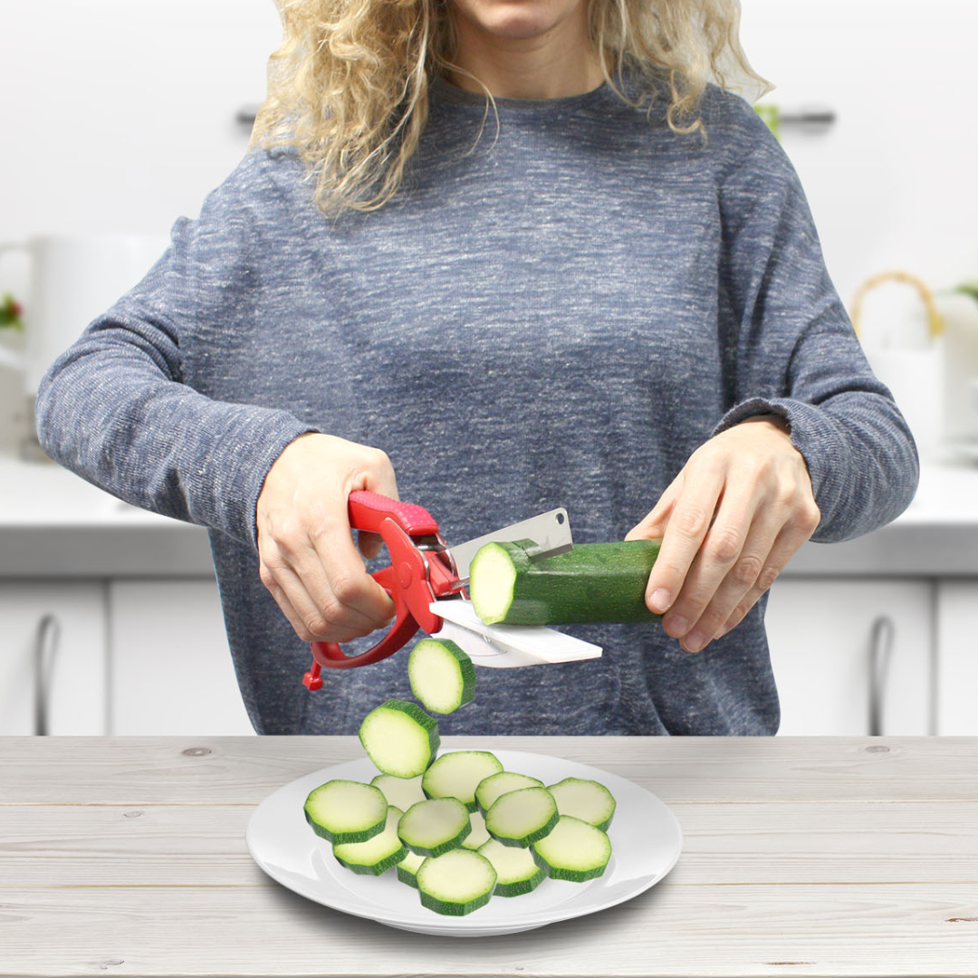2-in-1 Kitchen Scissors with Integrated Cutting Board
